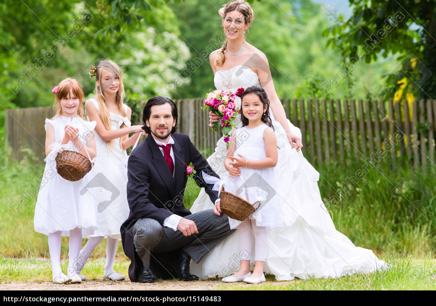 Hochzeitspaar Mit Blumenkindern Stock Photo Panthermedia Stock Agency